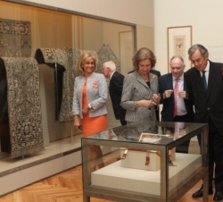 Su Majestad la Reina visitó las diez salas que componen la exposición, donde pudo disfrutar de obras de gran valor